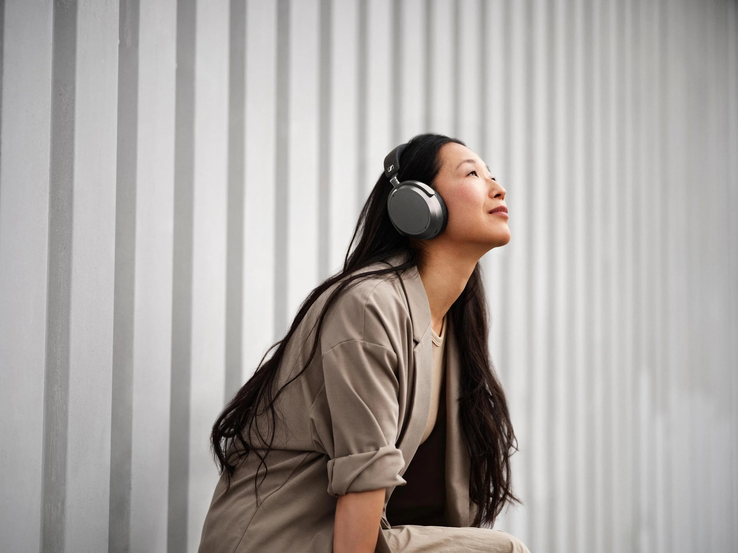 картинка Беспроводные наушники Sennheiser Momentum 4 Wireless Graphite (серый) от магазина Технолав